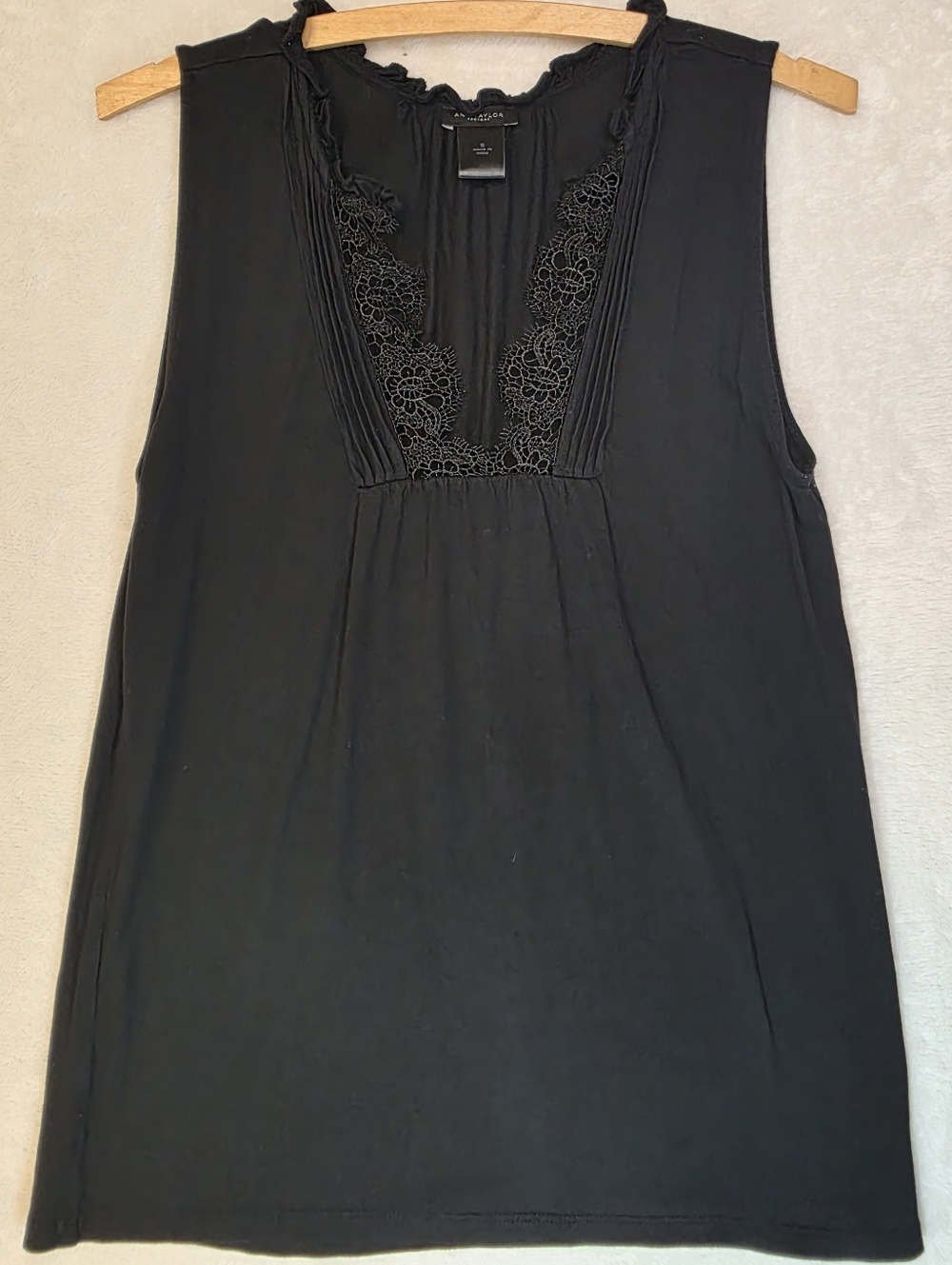 Ann Taylor Lightweight Black Ruffle Collar Lace-Trim V-Neck Sleeveless Top SizeS